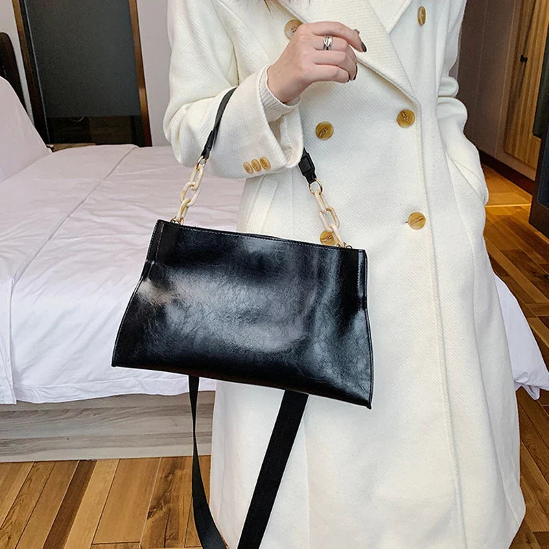 Elegant Shoulder Bag in Soft Leather | Spacious Fashionable Bag