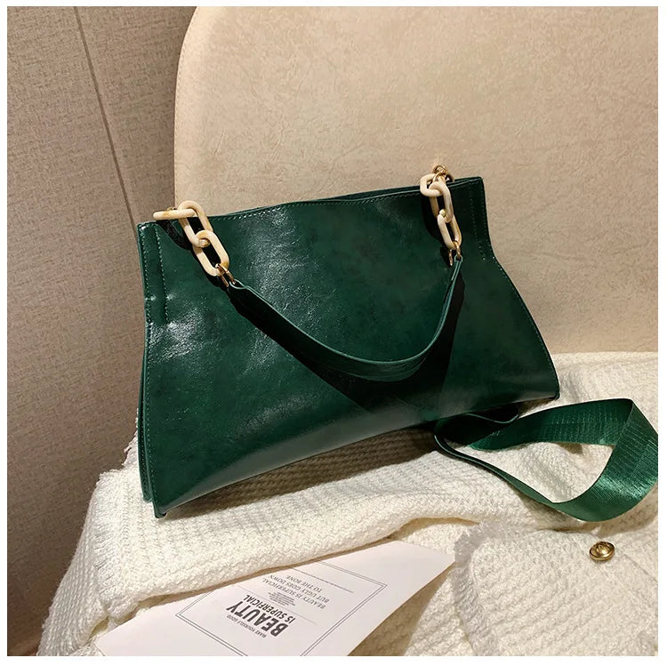 Elegant Shoulder Bag in Soft Leather | Spacious Fashionable Bag